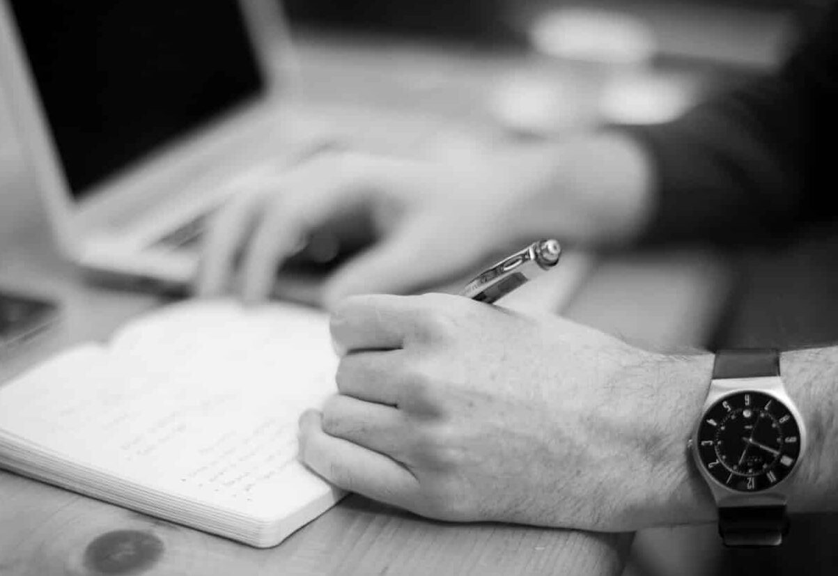 Un homme qui prend des notes