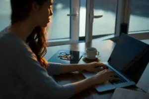 Femme travaillant sur un ordinateur le soir