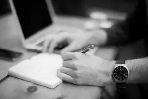 Homme prenant des notes
