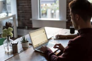 Homme travaillant sur un ordinateur